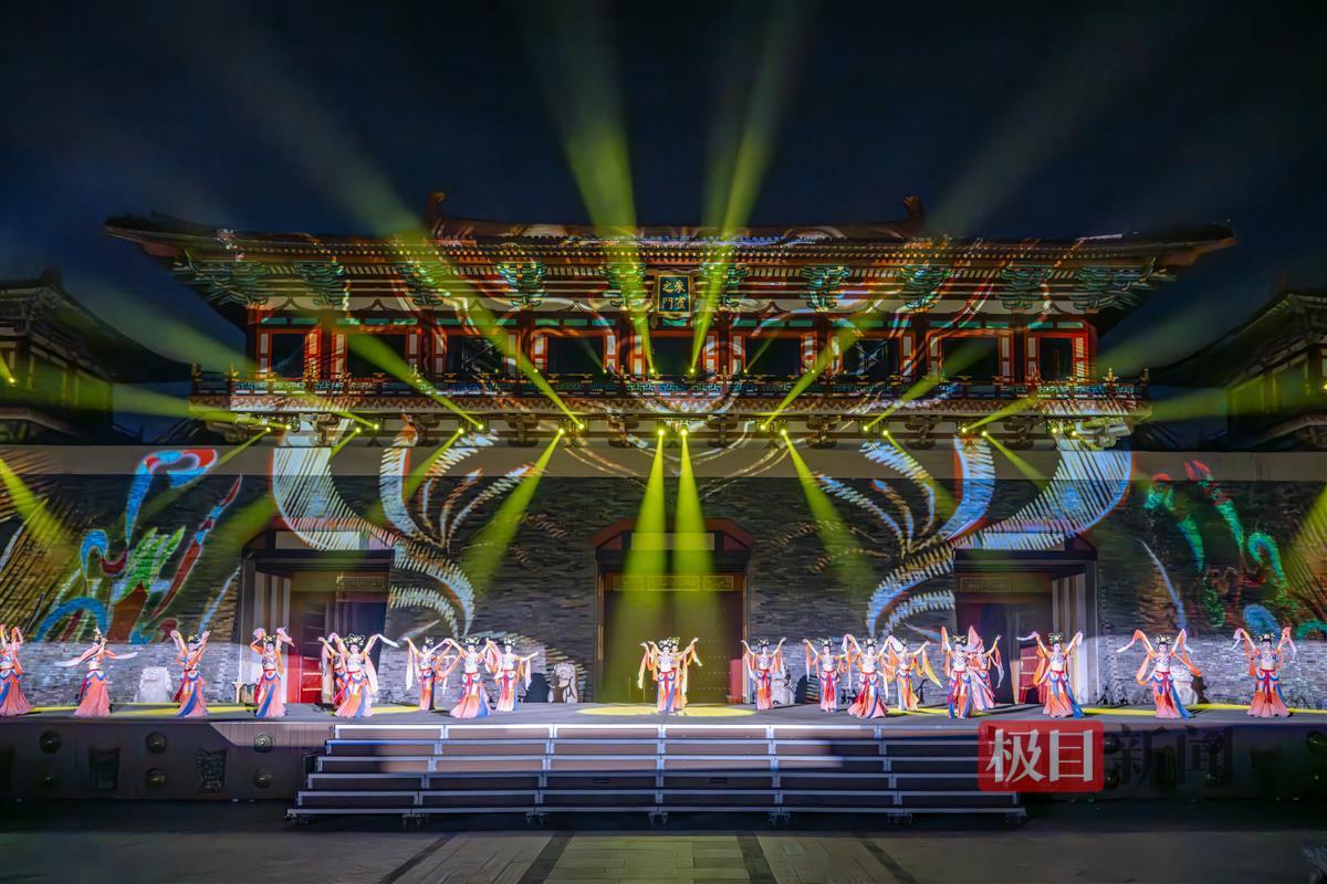 极目红火年|襄阳唐城新春狂欢,60多场演出嗨玩"白 黑"
