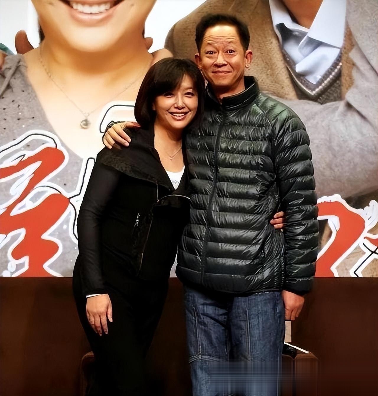57岁江珊和老公逛街被拍背超大购物袋满头白发田小洁耐心陪伴