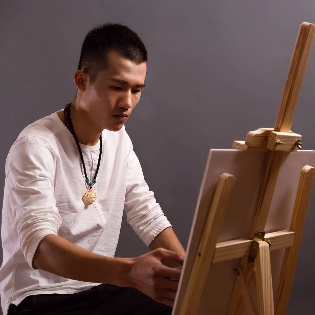 李斌,原名李向彬,1993年出生,福建罗源人,师从中国工艺美术大师潘惊石