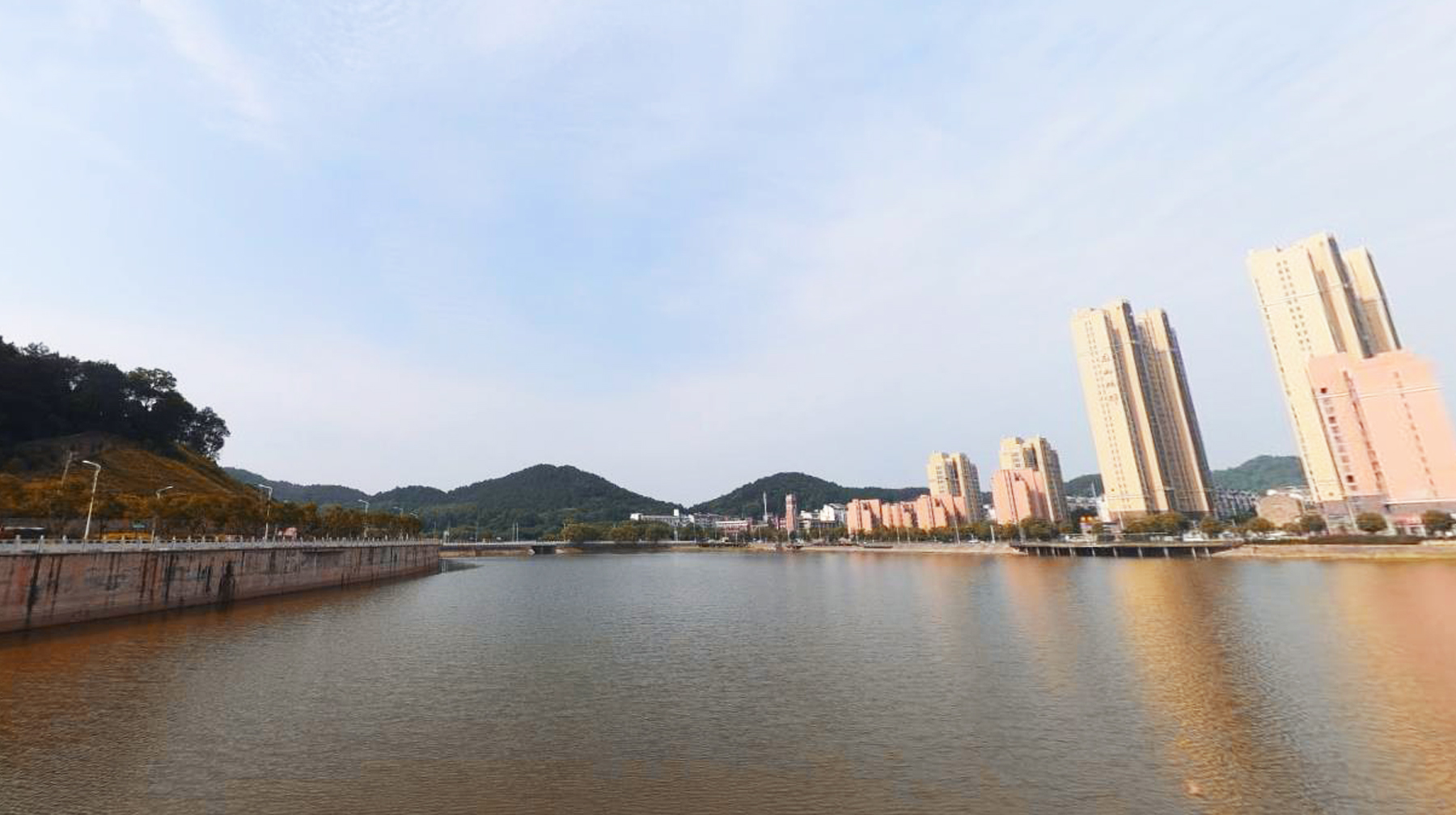 武汉江夏青龙山下有座水库,建在居民生活区边,四季观景的好地方