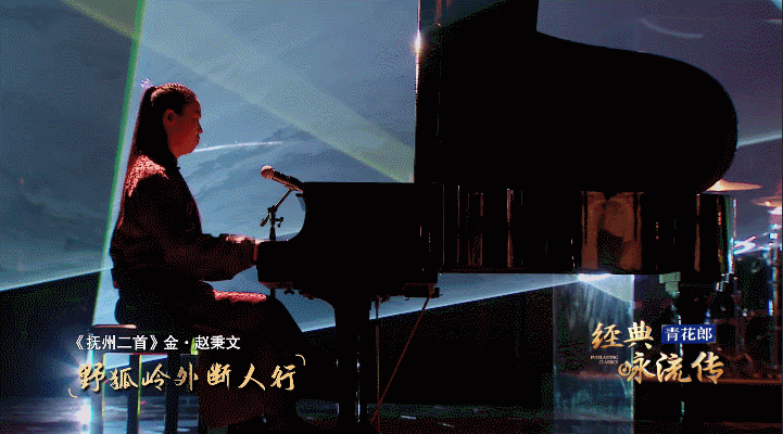 适应舞台 贴近年轻人对于音乐的审美取向 希博在编曲时用钢琴同步创作