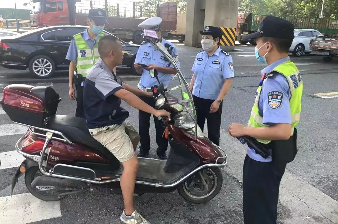 成都金牛公安会同交警二分局联合开展电动自行车专项整治行动