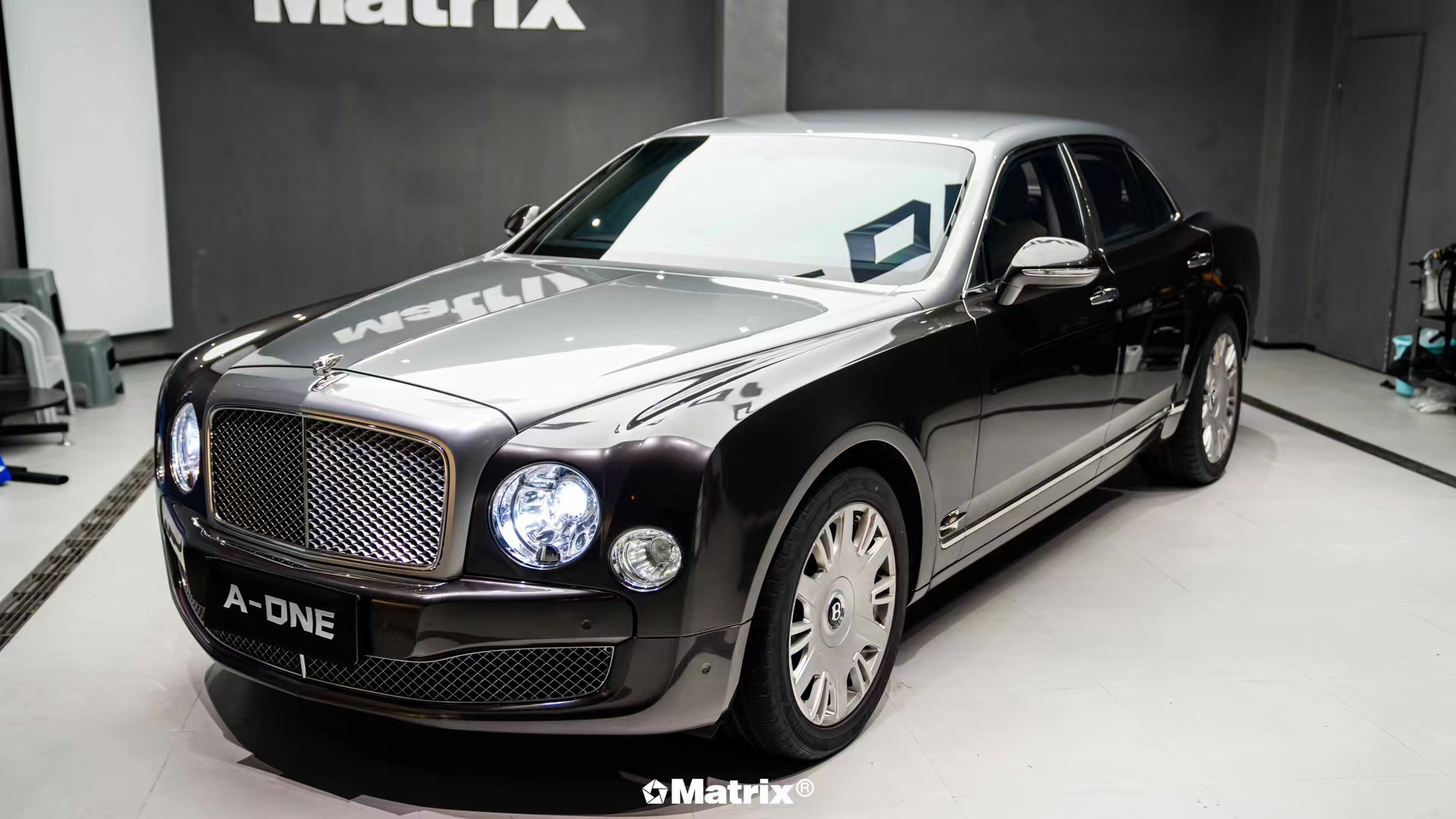 宾利慕尚矩阵改色膜gt银,优雅与复古的气息在此刻迸发