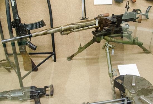 西班牙阿尔法m44机枪,二战期间买不到武器,只好自己设计制造