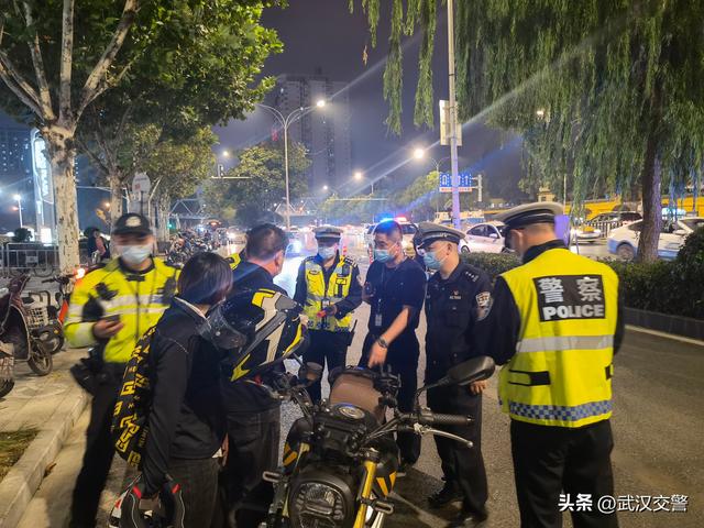 被交警抓到的图片图片