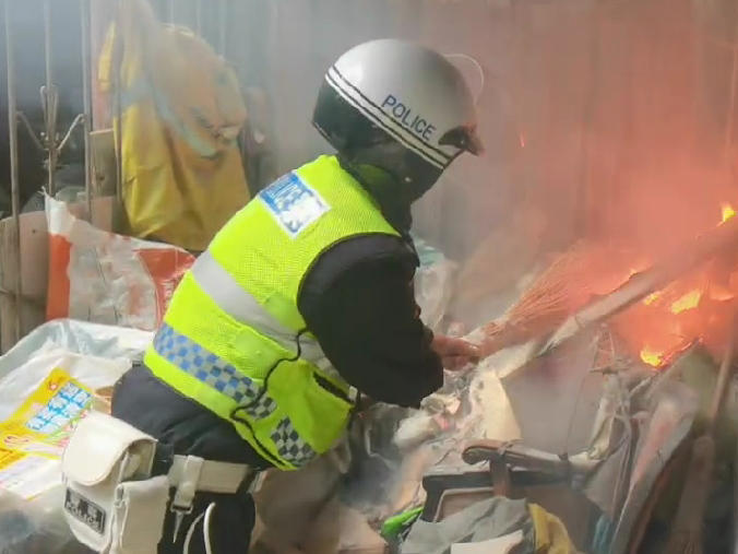 垃圾站突然起火,交警化身"救火卫士"紧急灭火|看见正