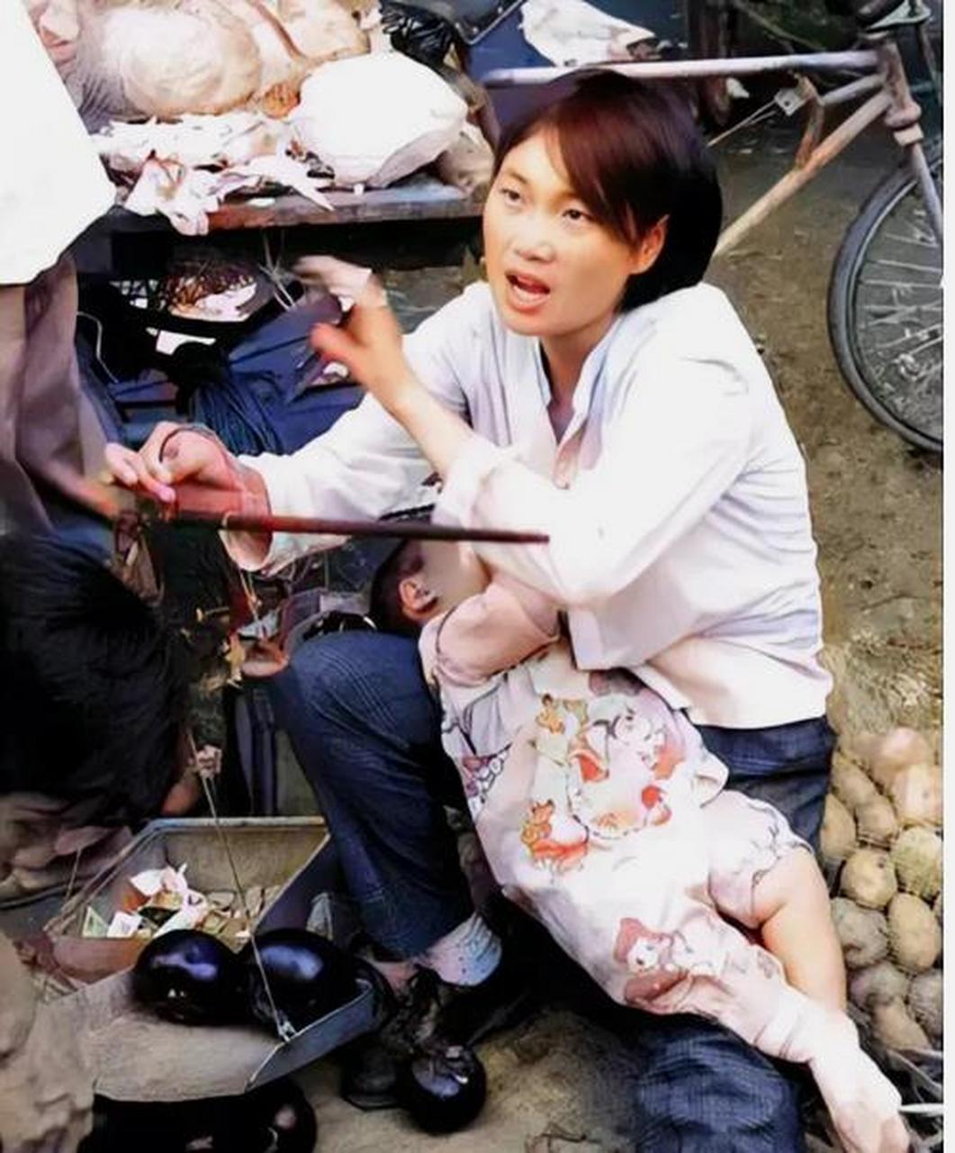 1993年,一个女人在大街上敞怀给孩子喂奶,这张照片,记录的不只是一个