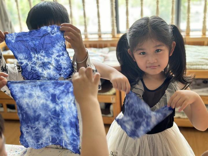 德清县地理信息小镇幼儿园开展非遗扎染体验活动