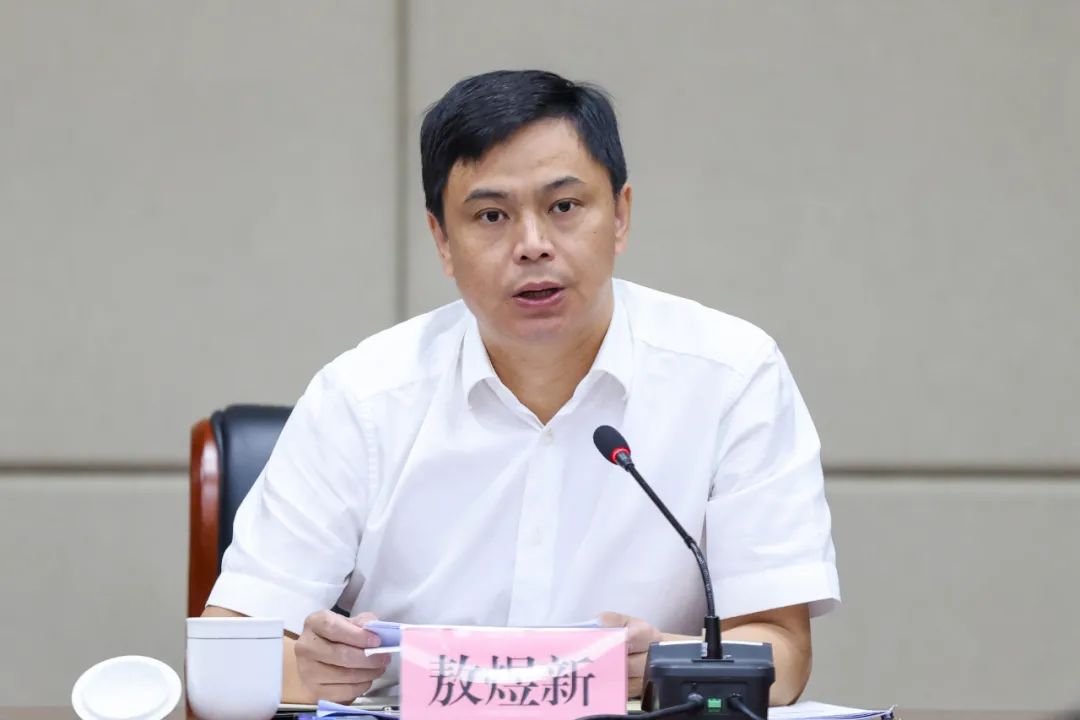 今天,敖煜新这样勉励镇(街道)领导干部