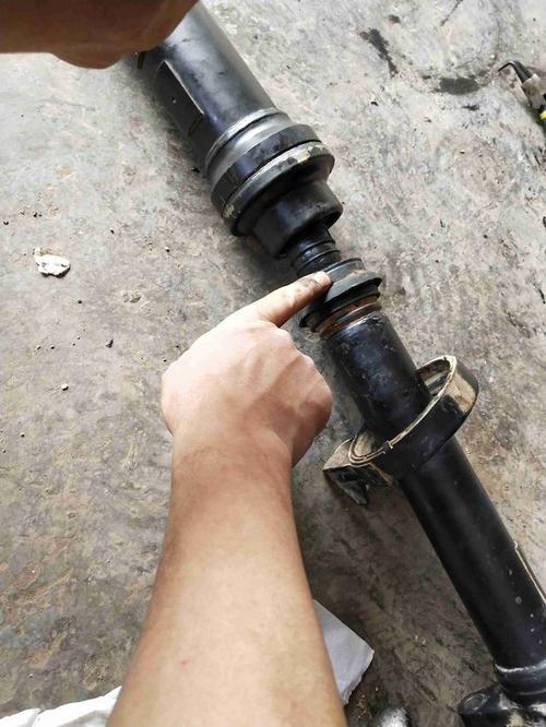 大众途锐传动轴的过桥轴承怎么更换