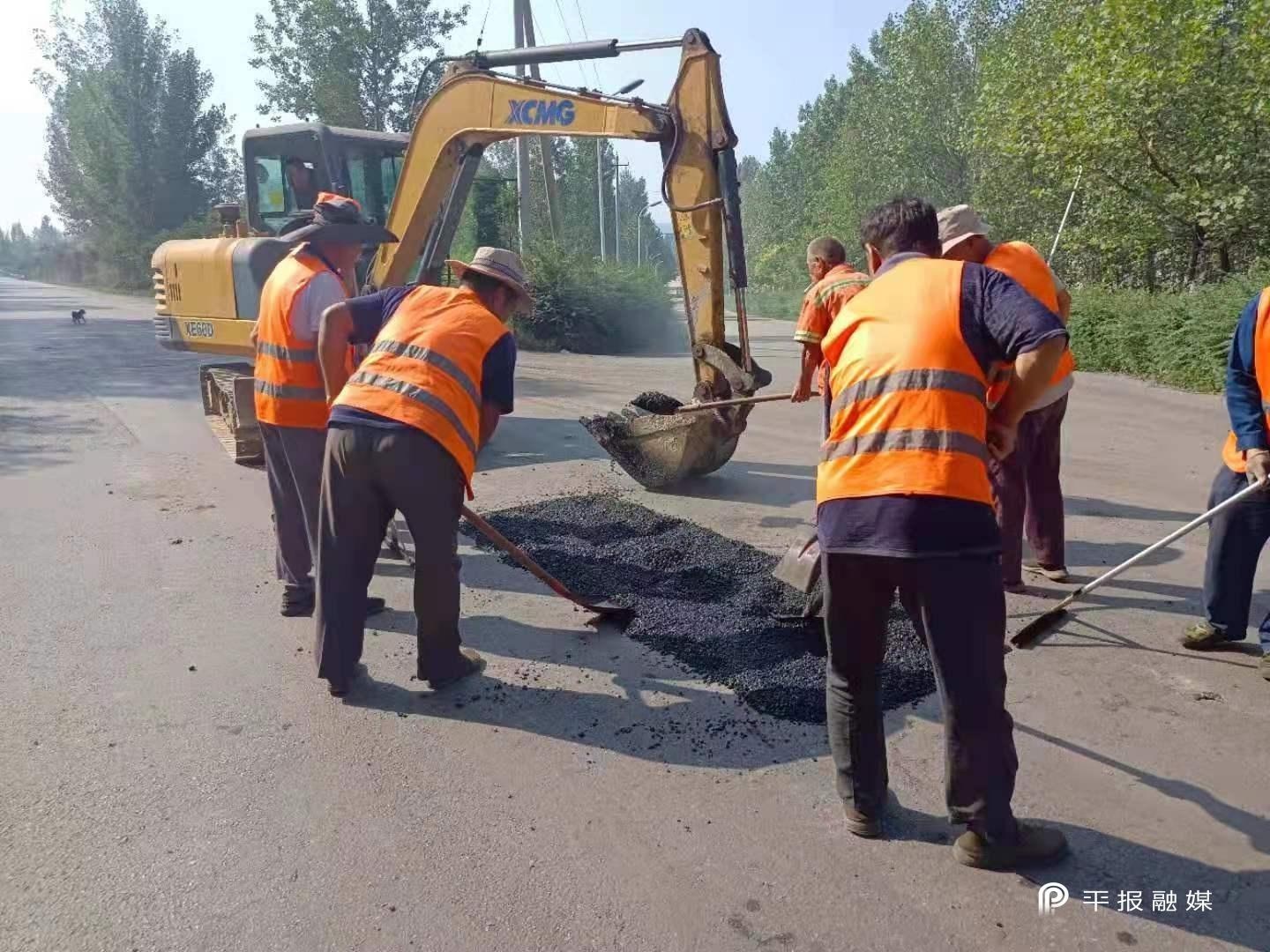 石龙区:修补破损路面 提高道路通行能力