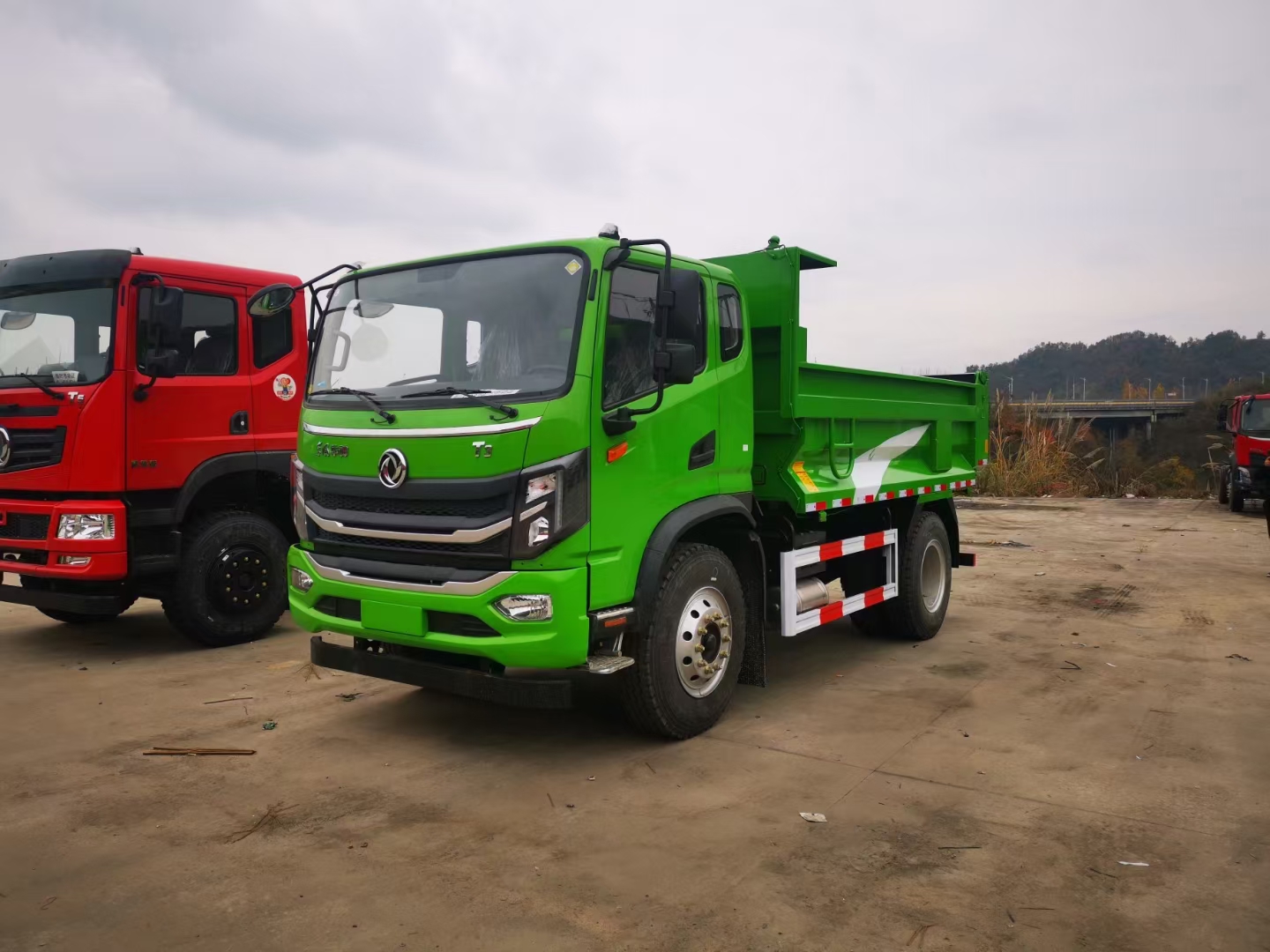 河北唐山輕皮單橋翻斗車華神165馬力,國六東風華神3.8米自卸車