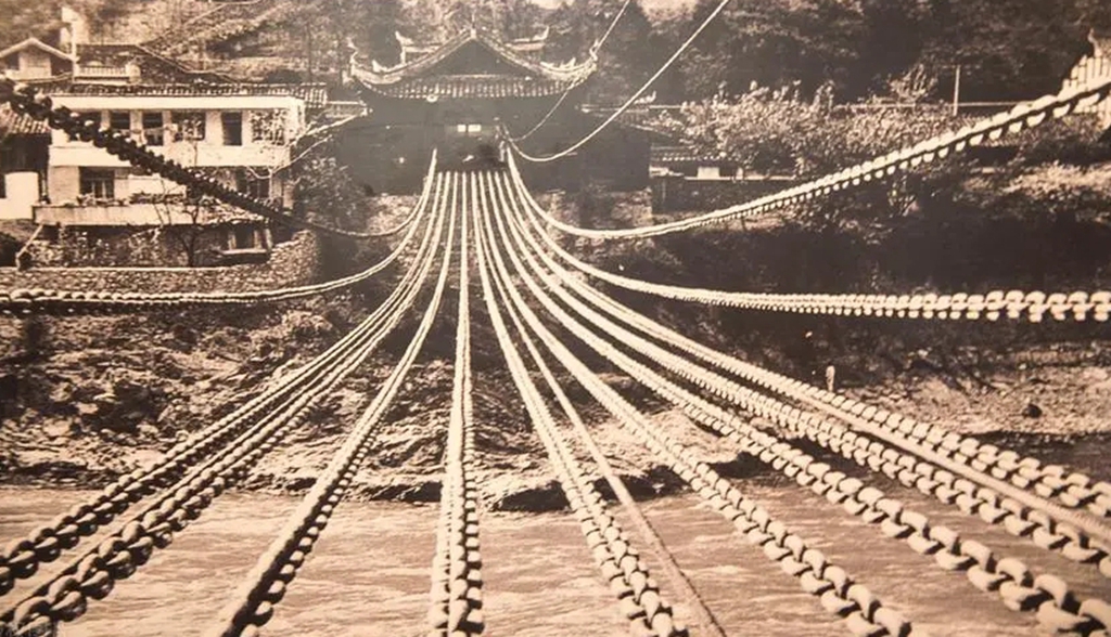 中央红军在长征途中,横渡大渡河之时,横跨大渡桥的桥是什么桥?