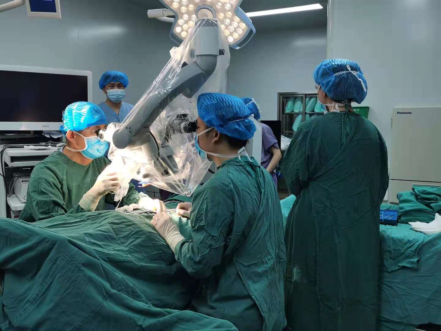 济宁医学院附属医院成功开展显微镜下睾丸切开取精术