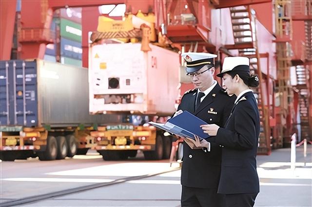 新港海关:推动"通道经济"升级"为港口经济"