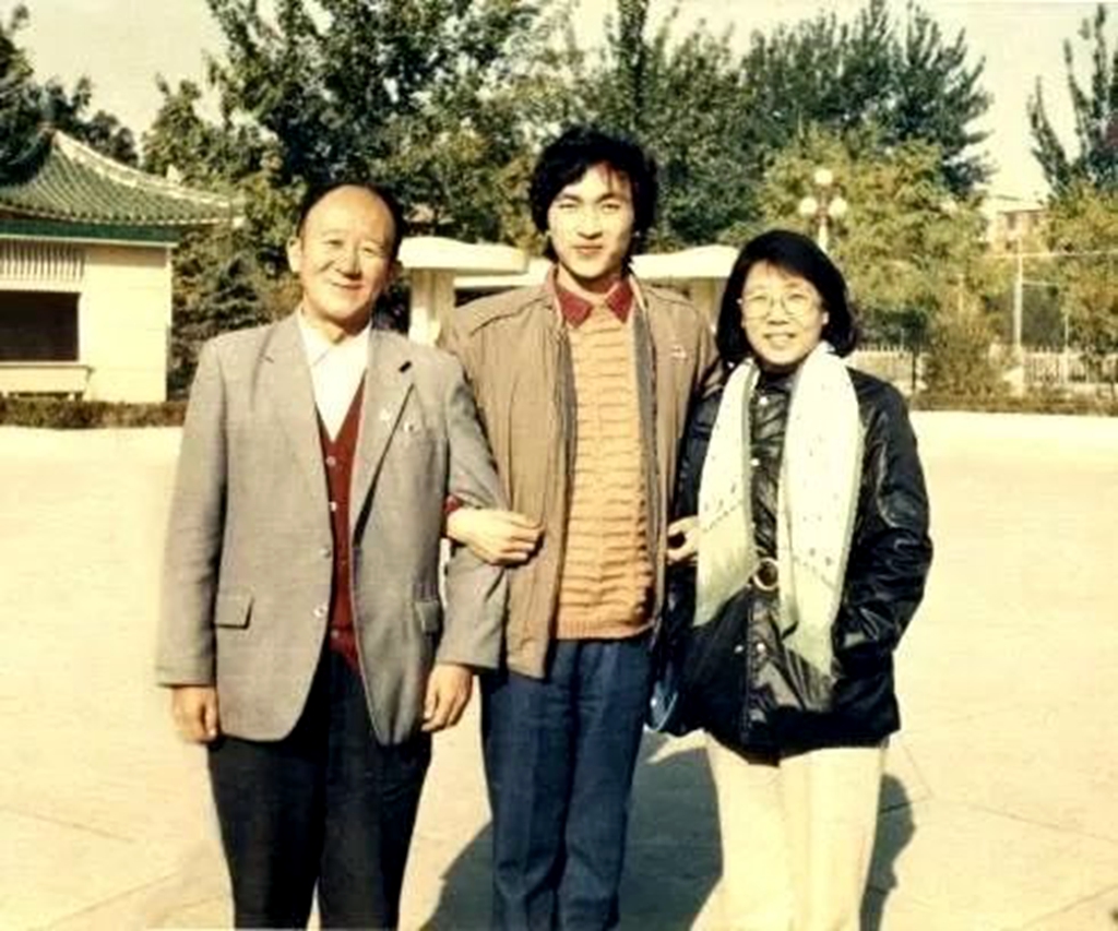 新中国第一代播音员葛兰现身,如今90岁高龄,与丈夫夏青亦师亦友