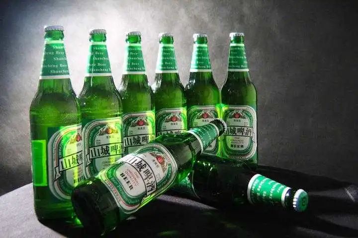 中国啤酒博弈战:外国资本抢占中国市场,谁才是啤酒王?