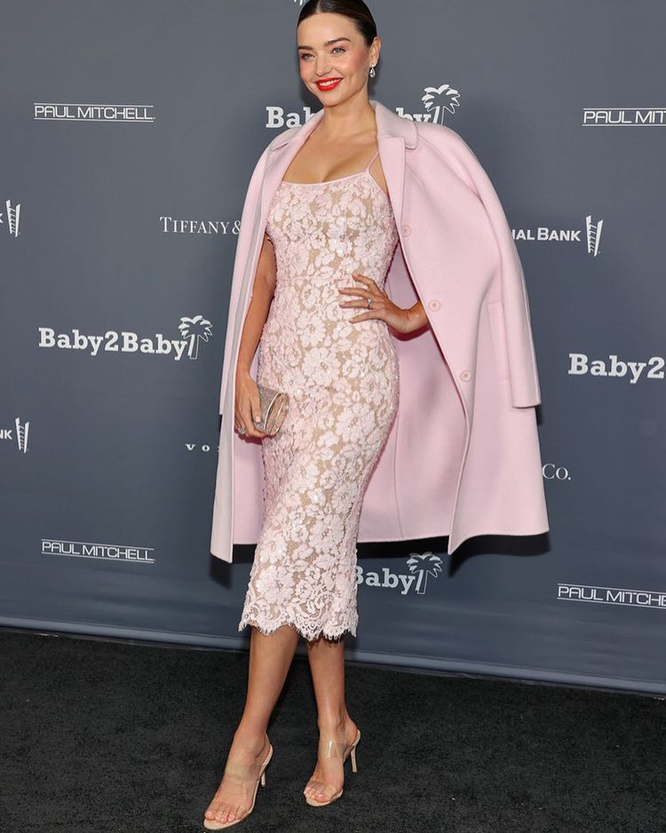 超模米兰达·可儿穿复古小黑裙,颇有贵妇范儿!娃娃脸笑容灿烂