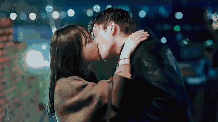 徐仁国朴宝英雨中吻戏高清动图《某天灭亡走进我家门》吻戏甜炸了
