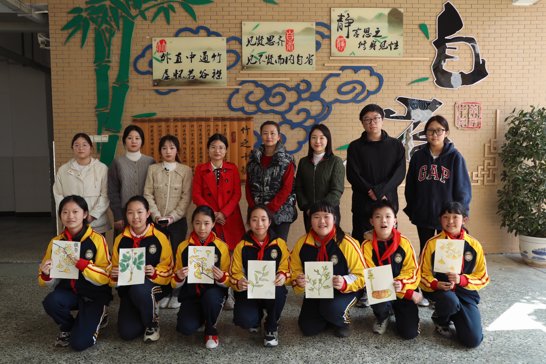 荆楚中医药文化进校园,湖北中医药大学师生赴南湖中学教绘中草药插图