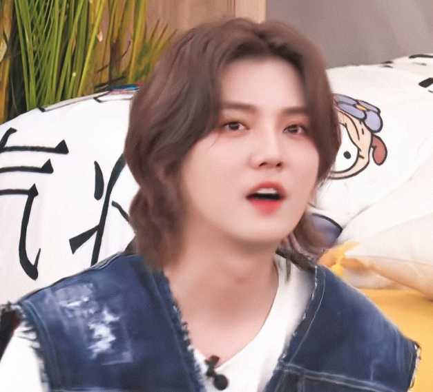 32岁鹿晗留长发扎丸子头,脸却肿得宛如发面,网友:越来越像尹正