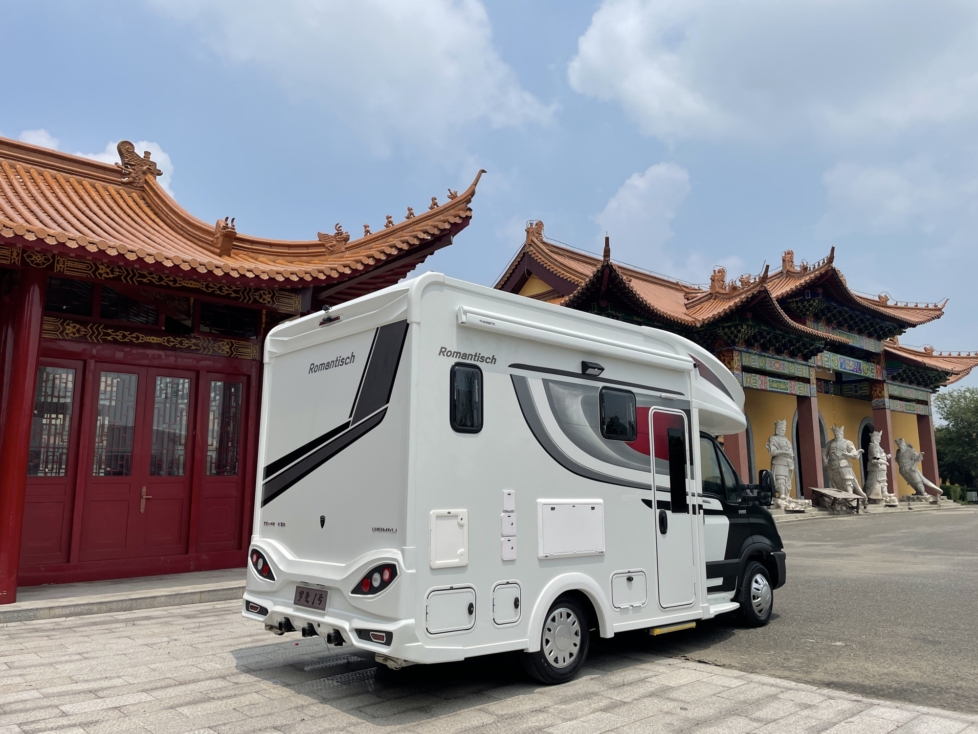 罗曼1号c型房车,颜值在线的实力派,标配1200ah锂电1000w太阳能