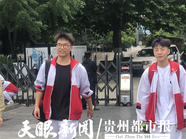「天眼新闻记者在现场」贵阳清华中学考点:第一场考试结束 考生笑容