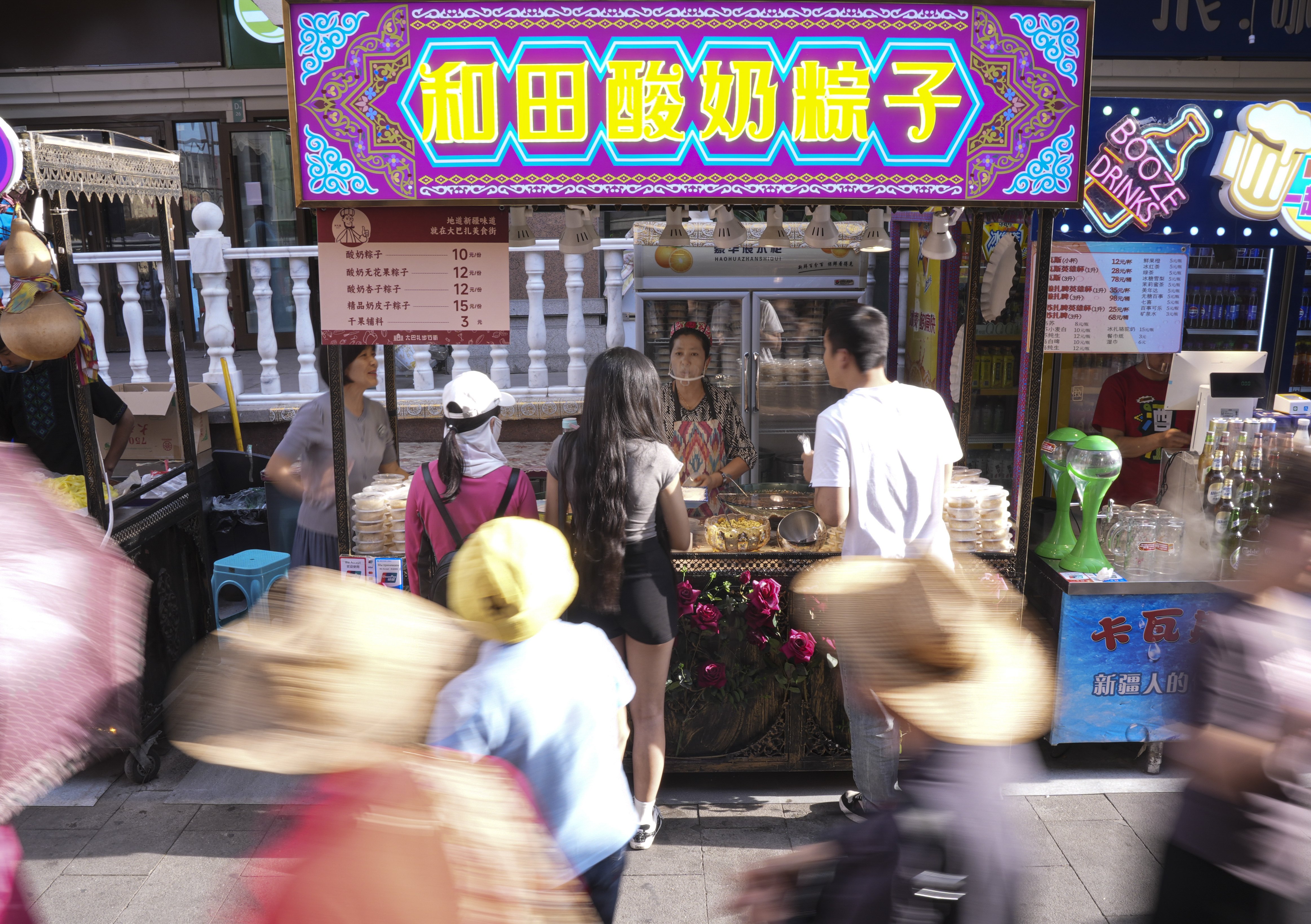 新华全媒 ·知食丨当粽子"遇上"酸奶和蜜果:新疆酸奶粽子