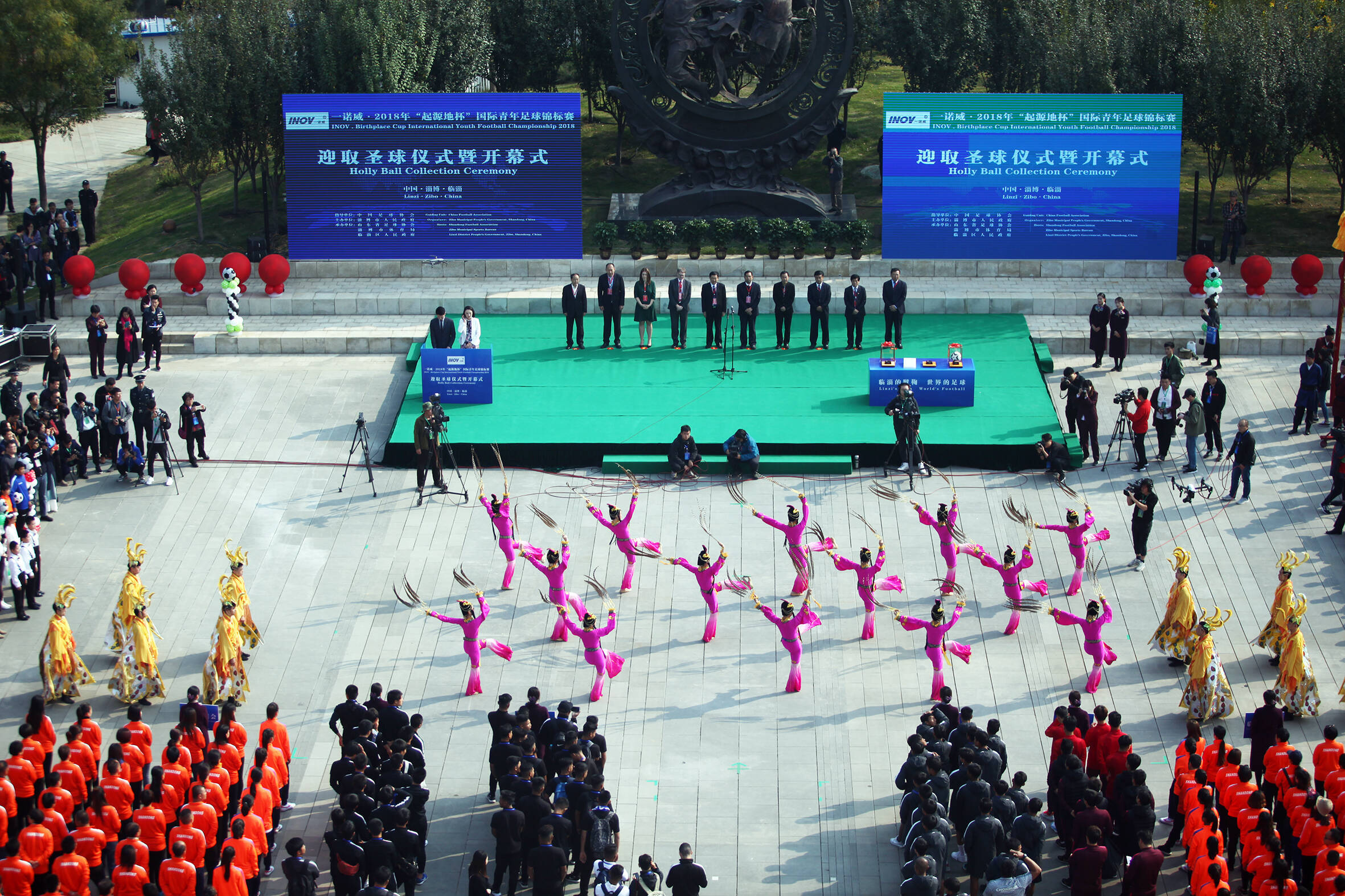 蹴鞠拥抱足球 临淄结缘世界