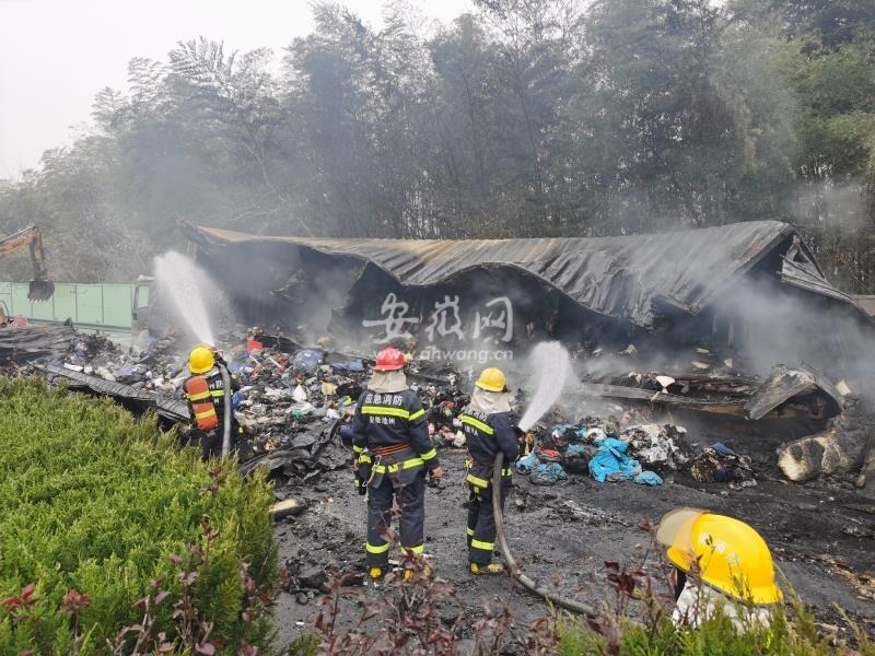 追尾后起大火!快递车上货物全烧光!事发安徽池州境内高速