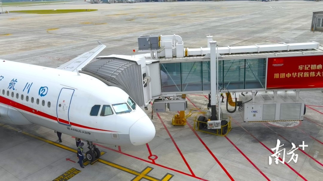 深圳造!亚洲首台无人驾驶登机桥在成都天府机场投用