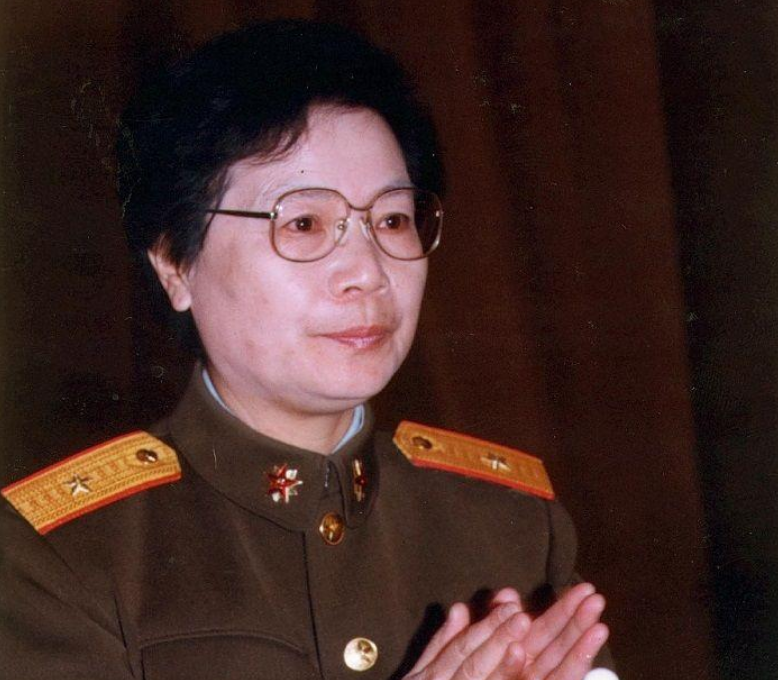 她是首个被授中将的女将军,丈夫是上将,父亲是元帅,让人敬佩