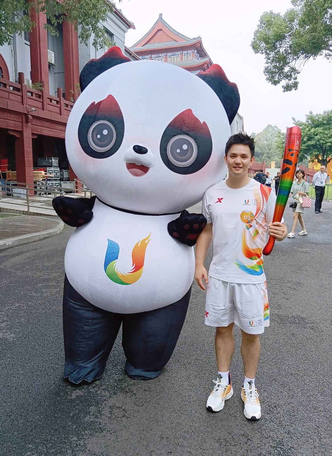 专访第9棒火炬手邱波:传递青春活力 大运健儿在成都比出最好的自己