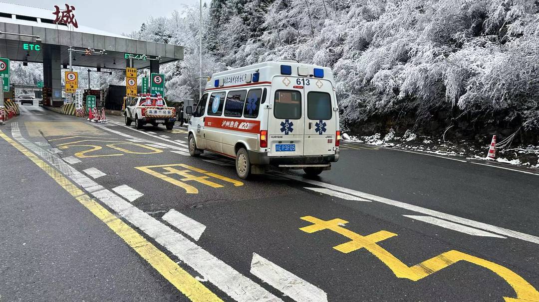 冰雪难住救护车,高速交警用警车开道护送患者到医院
