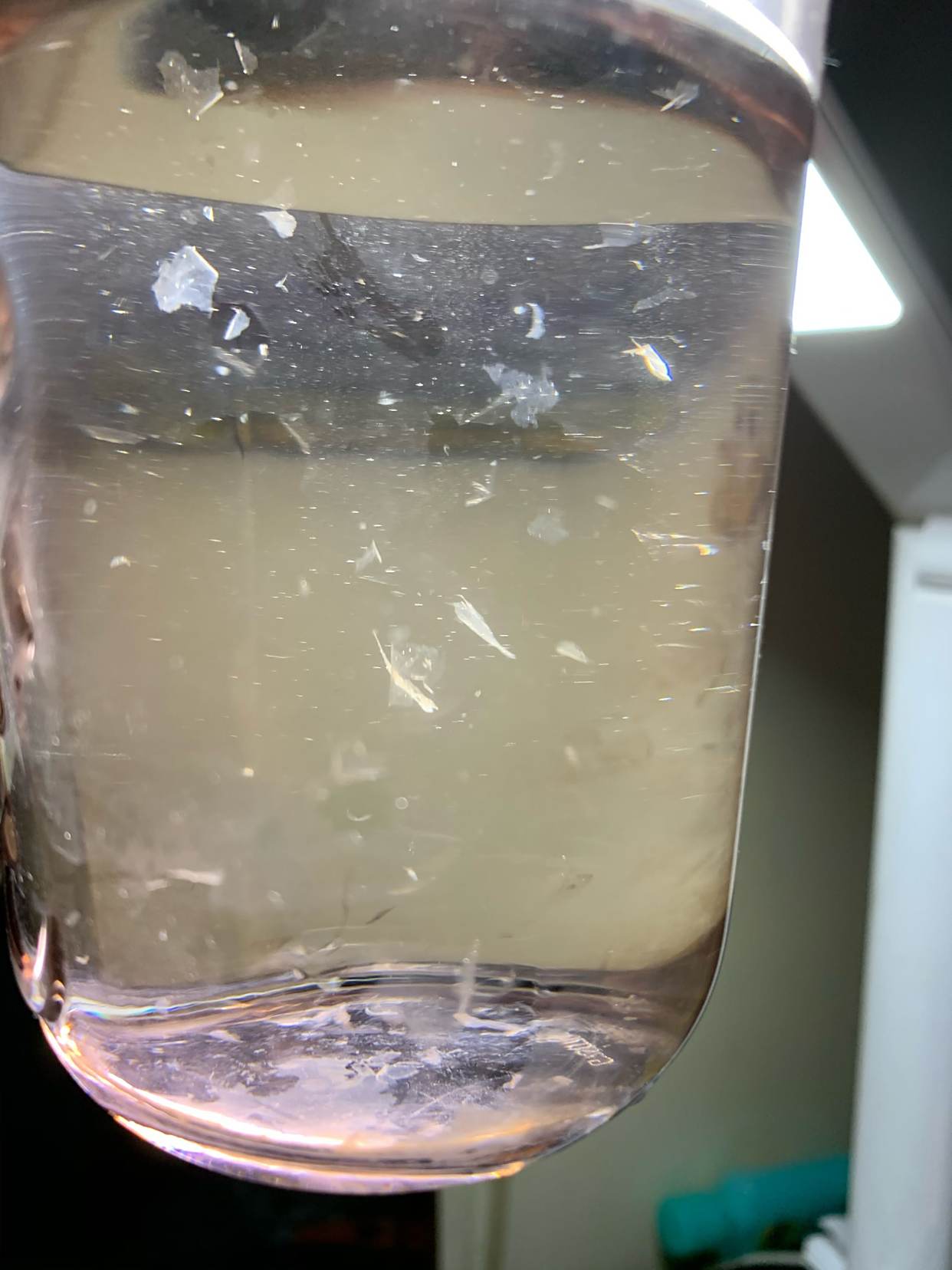 福州一居民家中自来水中出现白色絮状物!怎会这样?水能喝吗?