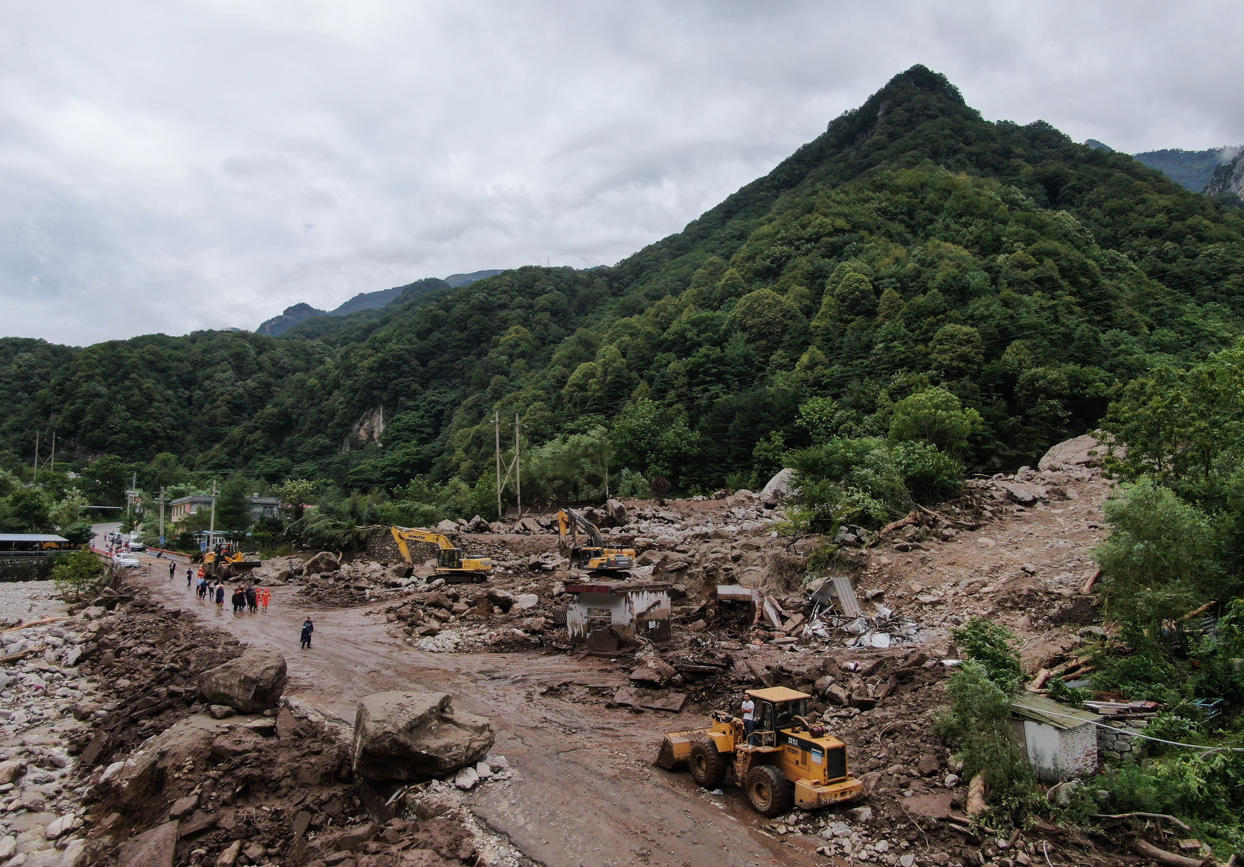 市长安区突发山洪泥石流灾害 应急管理部派工作组现场指导救援处置