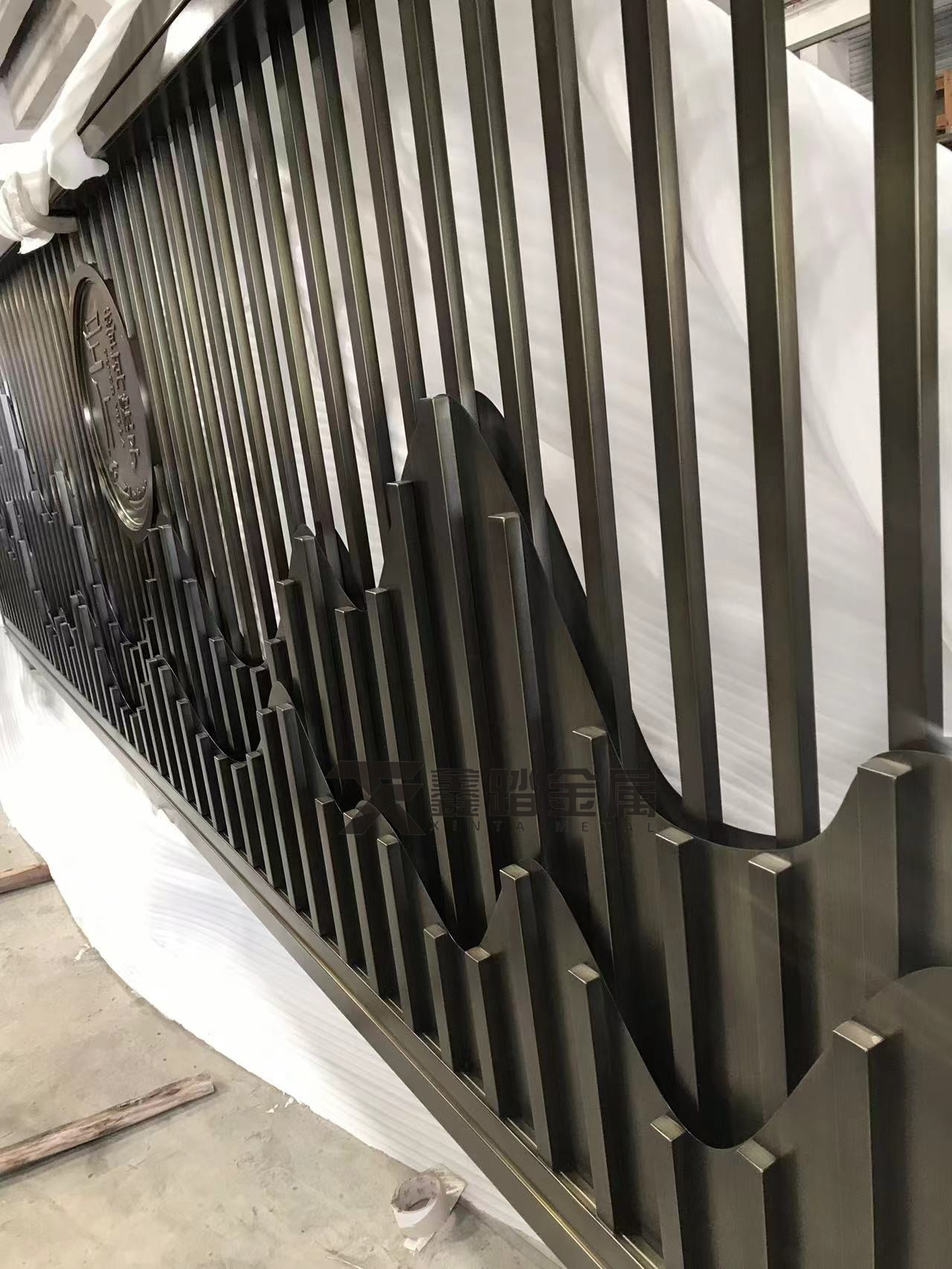 不锈钢山形屏风背景墙,青古铜格栅双层叠嶂效果视觉盛宴