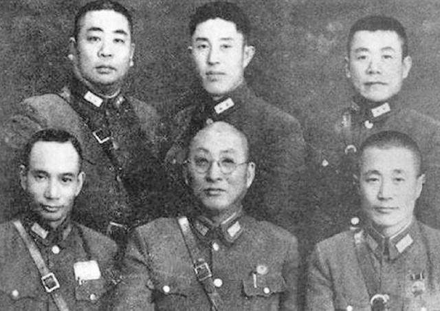 1949年国民党中将张淦被俘的罕见照片,被俘后眉头紧锁,一脸茫然