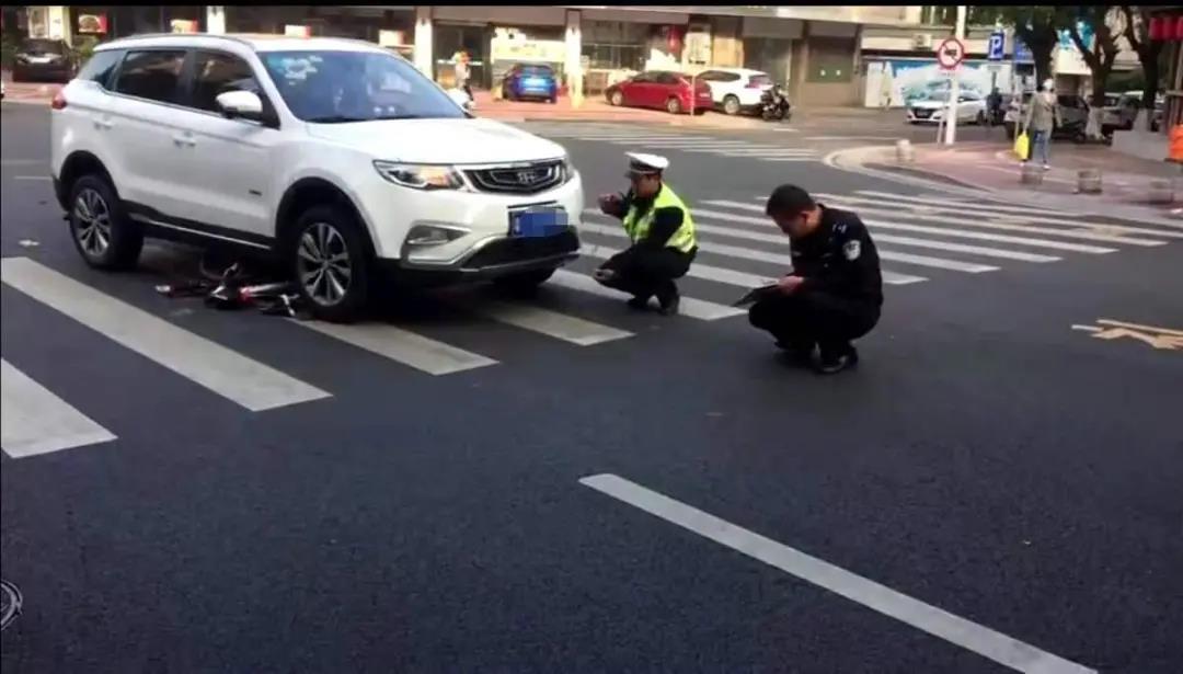 众人合力抬车救人!"博爱之城"又见暖心善举