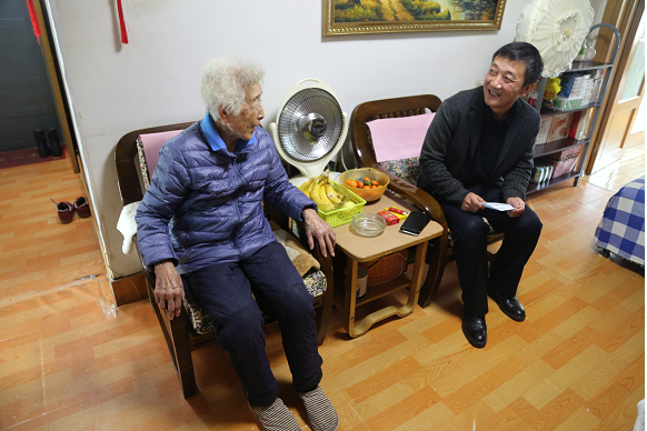 市司法局局长刘保义春节前夕看望慰问全市司法行政系统优秀党员及离