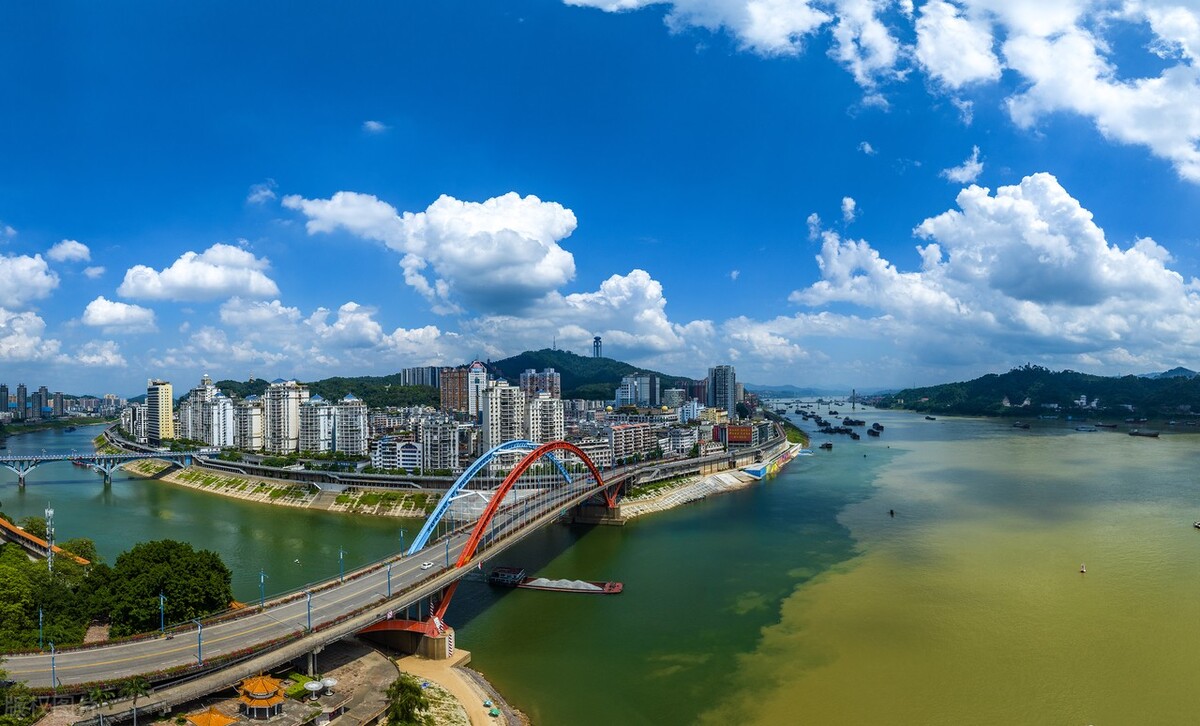浔江上游连日降雨 广西梧州出现泾渭分明鸳寄江