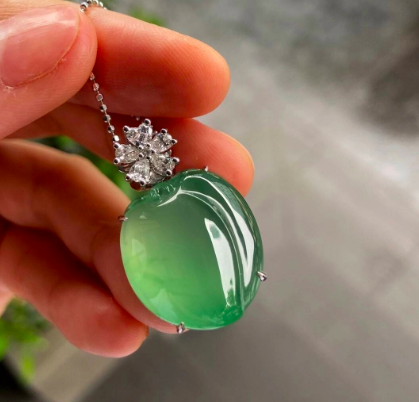 造型简单的翡翠桃子吊坠,为何喜欢的人很多?它有哪些寓意呢?