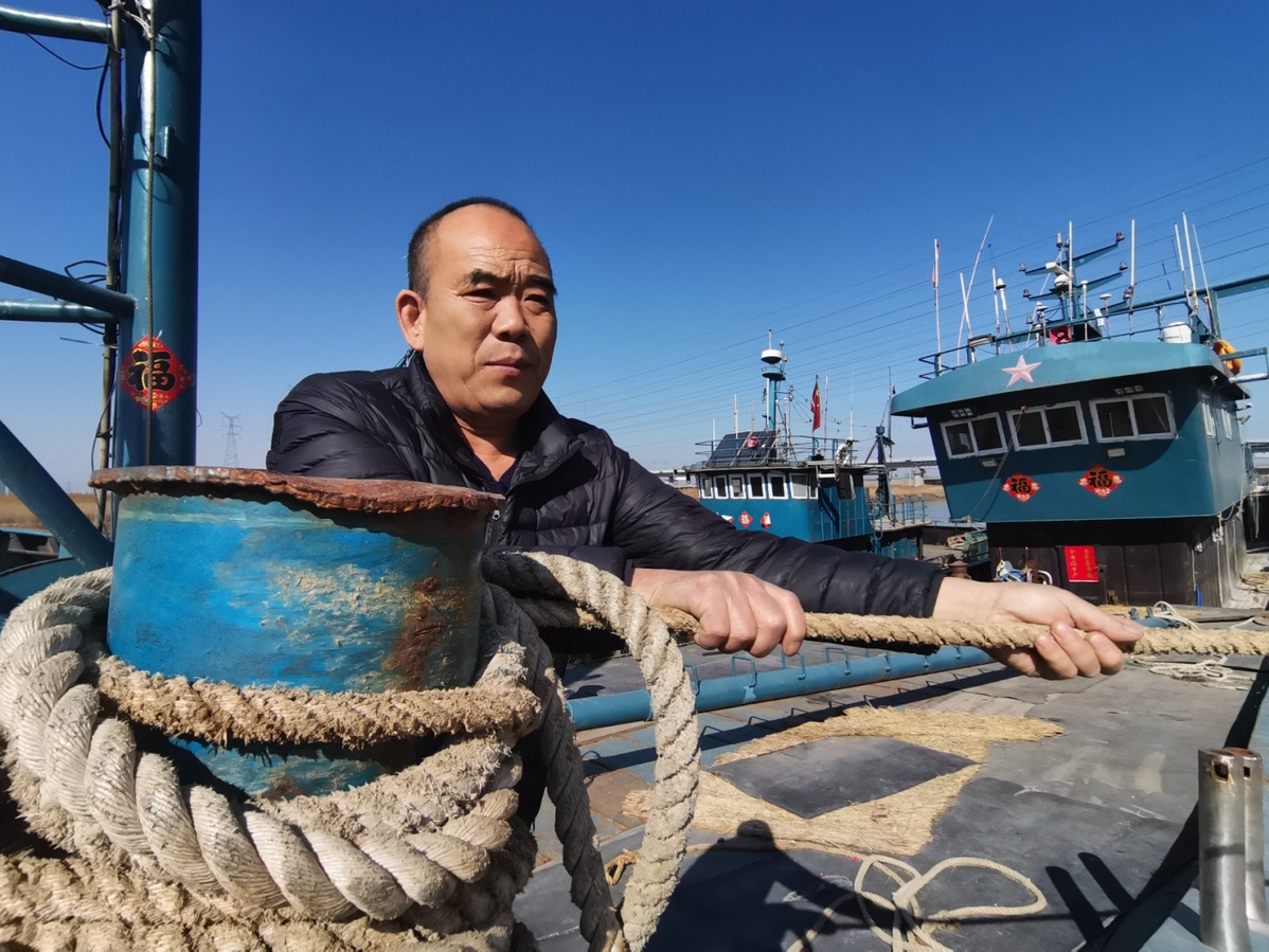 青岛城阳:老船长以命相搏 惊涛骇浪中勇救7人