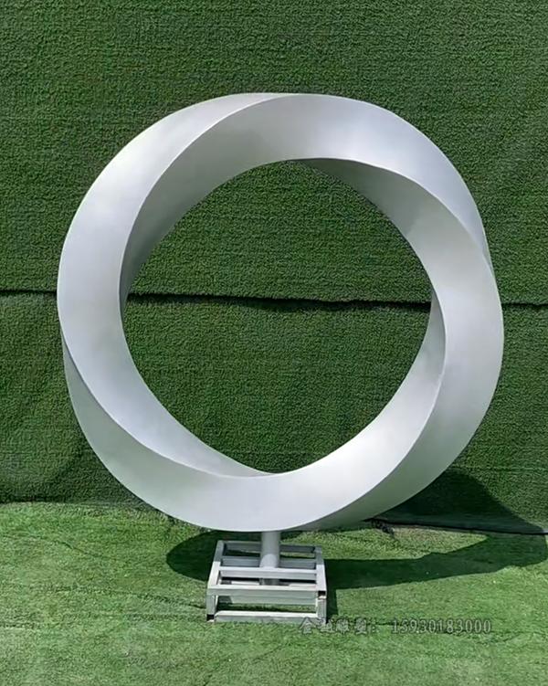 不锈钢莫比乌斯圆环雕塑——心灵扭曲的治愈良伴