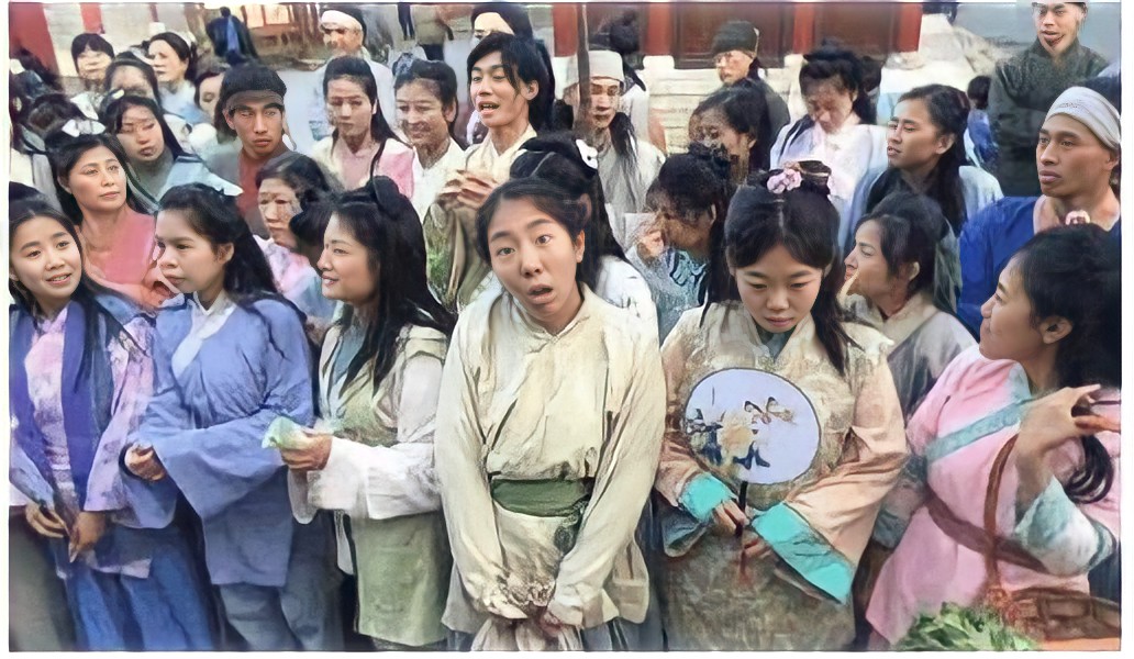 横店群演校花成群,美女们蹲在地上吃盒饭,却幻想"一夜成名"