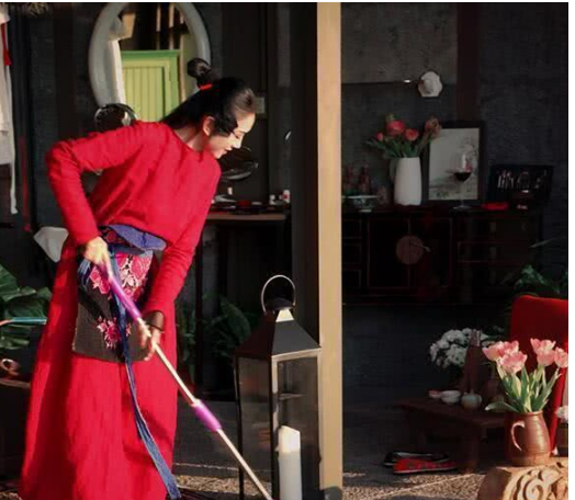 杨丽萍身穿红裙坐在台阶上,网友们看到她脚上的鞋子纷纷不淡定了