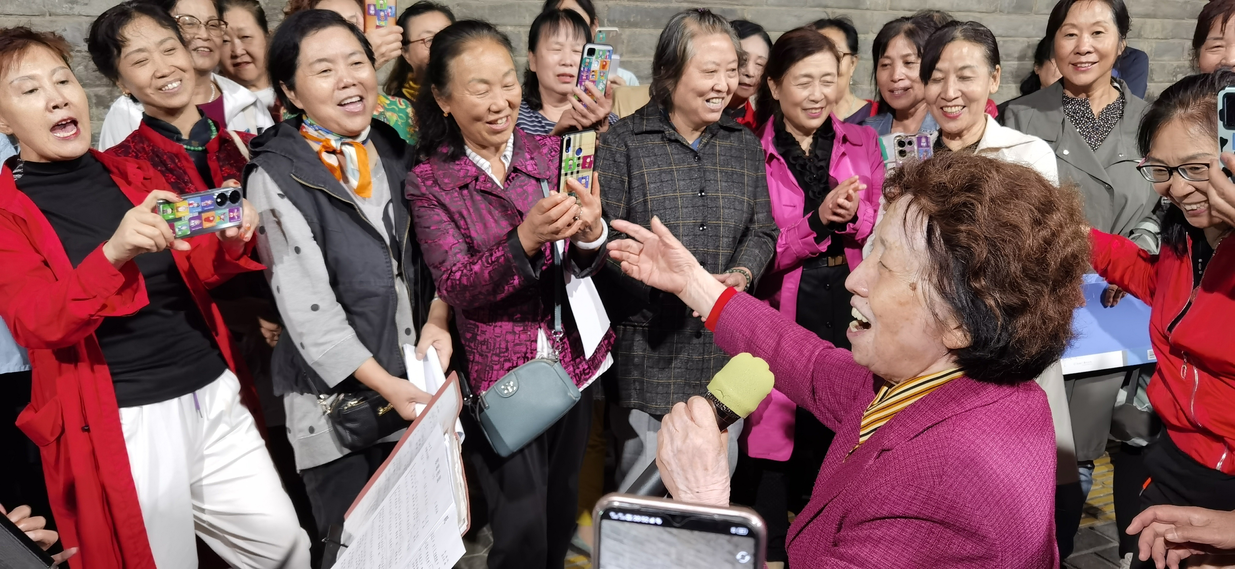 情系群众的歌唱家贠恩凤在西安城墙根为群众演唱