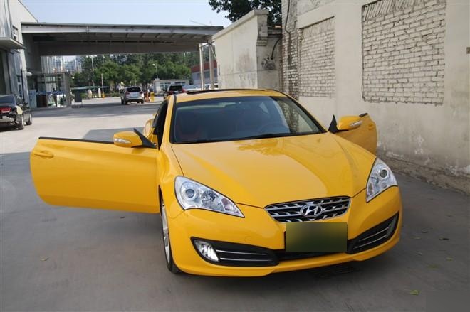 请问一款标志是一个圆圈里面有一个t字的跑车是什么车?