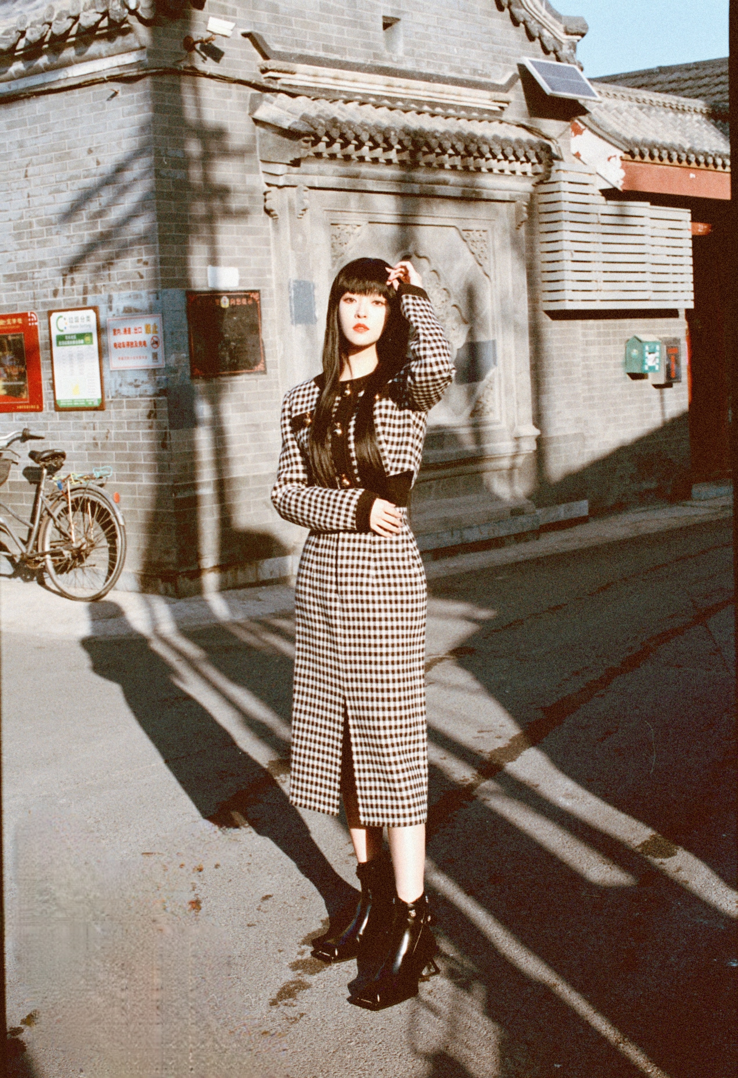 刘泳希冬至写真曝光 完美驾驭齐刘海造型 引领复古潮流