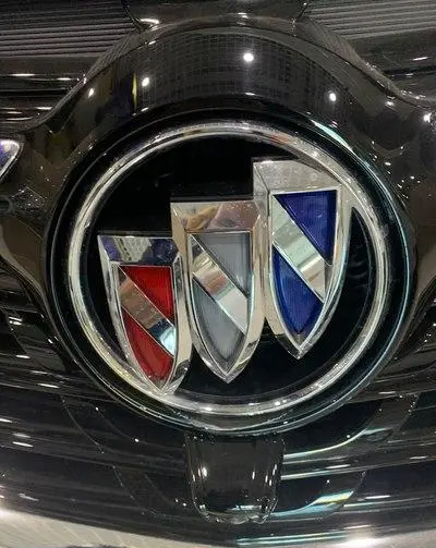 在汽车界中,一个标志性的品牌以其独特的三个盾牌为徽记,这便是备受